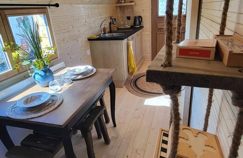 Dallon Cottage | Comfortable caravan close to town (pets welcome)