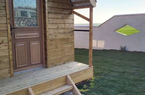 Dallon Cottage | Comfortable caravan close to town (pets welcome)