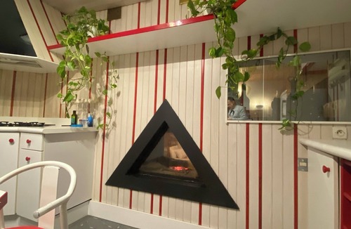 Vaires-sur-Marne Boat Rental | Cosy and convivial houseboat