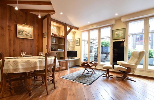 Honfleur Apartment | Cosy Apartment in Honfleur with a Private Garden