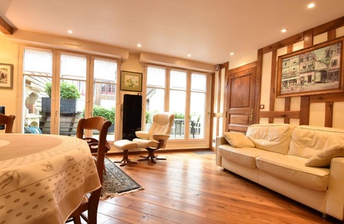 Honfleur Apartment | Cosy Apartment in Honfleur with a Private Garden