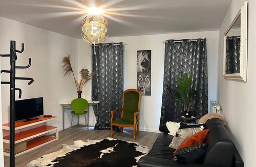 Noisy-le-Sec Apartment | COSY, CHIC STUDIO 5KM FROM PARIS (NOISY-LE-SEC)