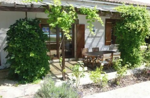 Chenac-Saint-Seurin-d'Uzet Cottage | Cottage/Gîte 4 pers. with heated swimming pool near beaches
