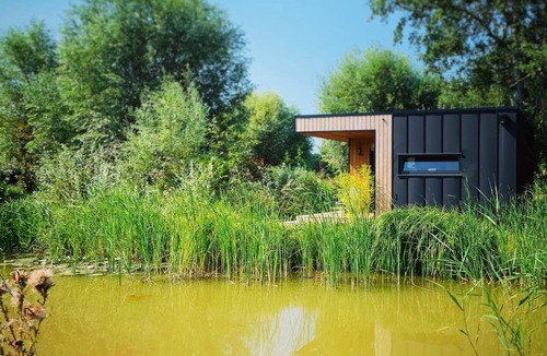 Saint-Quentin-en-Tourmont Cottage | Cottage in front of water