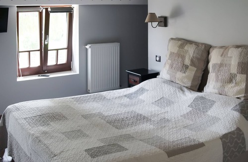 Solre-le-Chateau Bed & Breakfast | Cottage for 8 people near Valjoly