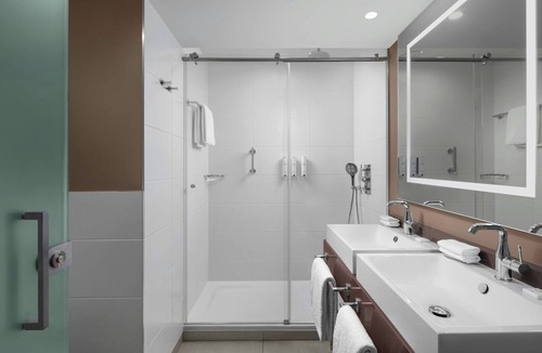 Issy-les-Moulineaux Hotel | Courtyard by Marriott Paris Porte de Versailles