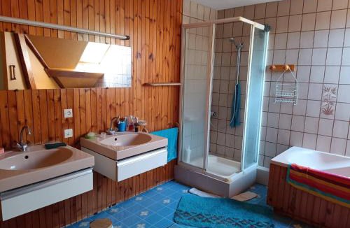 Fruges House | Cozy and tranquil double room with large desk