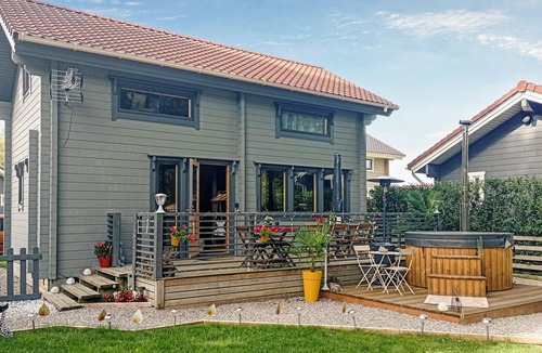 Bourbourg House | Cozy, family-friendly cottage with Finnish wooden bath and panoramic view.