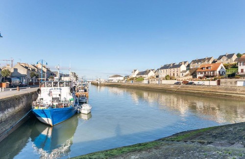 Port-en-Bessin-Huppain House | Cozy Holiday Home in Port en Bessin Huppain with Heating Facility