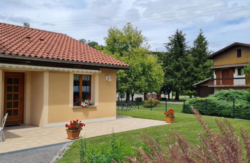 Naives-Rosieres Cottage | Cozy Retreat Near Bar-le-Duc: Family-Friendly Cottage with Spacious Garden