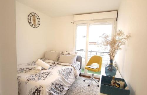 Faubourg de l'Arche Apartment | Cozy Room with Private Bathroom near Paris LaDefense Arena