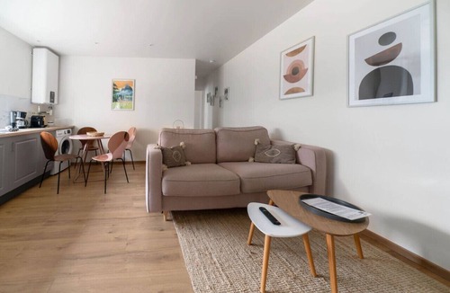 Champ-Capelet Apartment | Design apartment, 5' center, free pkg