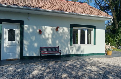 Carly House | Detached house, terrace and enclosed garden, ideal for families, pets allowed