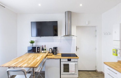 Hincmar Apartment | Discover Our Beautiful Apartment with Private Parking in the Heart of Reims