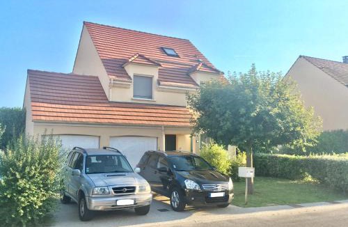 Bailly-Romainvilliers Villa | DISNEY & PARIS Happy Villa for 10 persons with Private Garden & Terrace 4 bedrooms, 3 bathrooms FIBER Wifi Netflix & free Parking