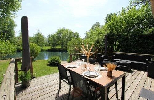 Pays de Fontainebleau House | Eau petit bois Maison bord du loing with canoë