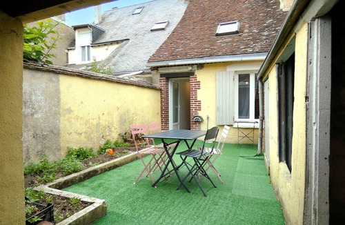 Chateaudun Cottage | Elegant and Cozy Cottage in the Heart of Châteaudun – Walk to Attractions!