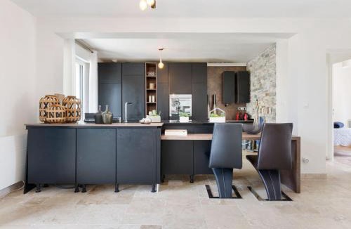 Touques House | Elegant holiday home with fenced garden