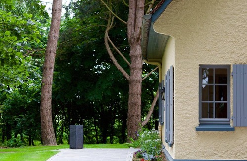 Estaires Cottage | Elegant Villa with Spa, Large Garden, Near Lille - Sleeps 14