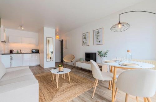 Lille Apartment | Europe/Flandres stations apartment with balcony!