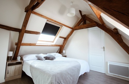 Parenty Other | Family farmhouse sleeps up to 14 guests.