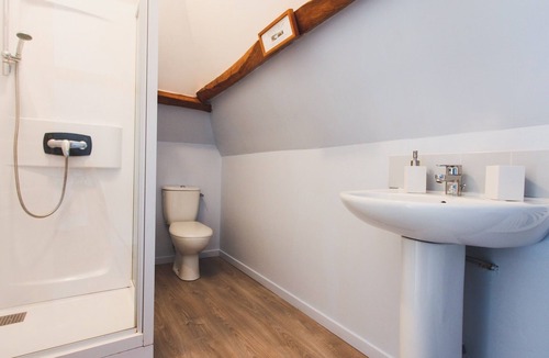 Parenty Other | Family farmhouse sleeps up to 14 guests.