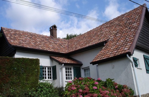 Embry House | Farmhouse of character in a green