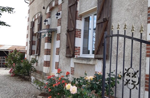 Saint-Cyr-les-Colons House | Former hamlet school, house with 500m2 enclosed grounds and swimming pool.