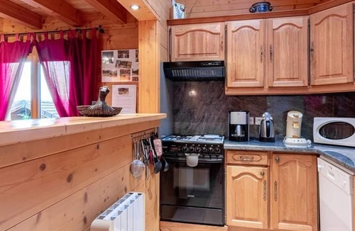 Etobon Cottage | Franc-Comtois chalet with Wifi and fireplace in Étobon