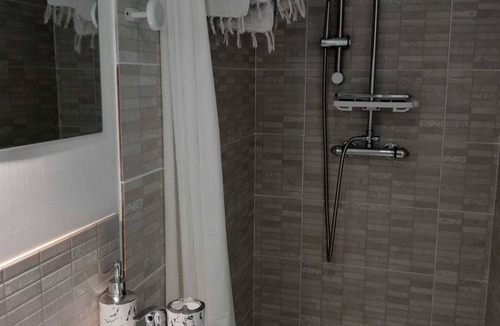 Saint-Savinien Apartment | Fully-equipped studio with swimming pool in a quiet location 2 minutes from amenities.