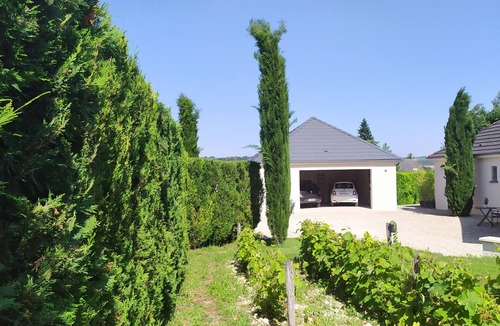 Chichee Apartment | Furnished apartment with swimming pool, 2 minutes from Chablis