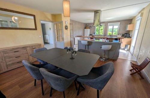 Fretigney-et-Velloreille House | Gîte spacieux à Fretigney avec jardin et billard, idéal pour 8 pers. - FR-1-583-507