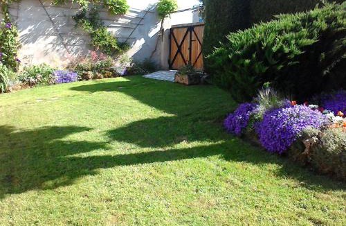 Saint-Hilaire-sur-Benaize House | Gîte tout confort avec jardin fleuri, idéal pour pêche et balades, proche du Blanc et activités aériennes - FR-1-591-379