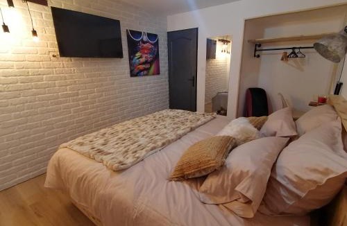 Calais House | Gîtes déco pop et chaleureuse avec jacuzzi, sauna, piece coquine