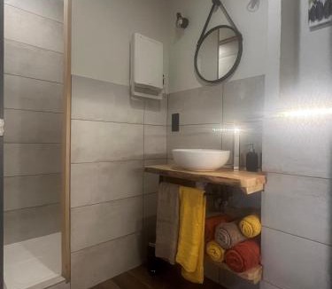 Saint-Apollinaire-de-Rias House | GiTE ATYPIQUE AVEC PISCINE COUVERTE en été