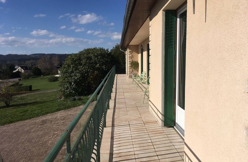 Tanlay House | Gite Confortable Avec Cheminée, Jardin Arboré, Grande Terrasse Panoramique