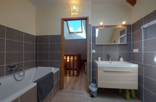 Escorpain Cottage | Gite Escorpain, 4 bedrooms, 11 persons