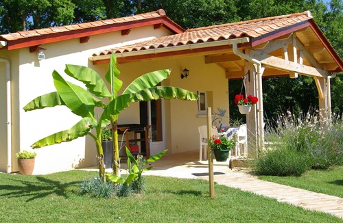 Savignac-de-Miremont Cottage | Gite LE HIBOU with garden and swimming pool covered terrace