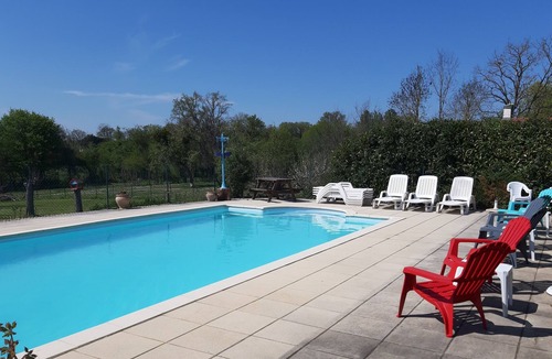 Neure House | Gite Les-Vines, Vin Blanc, in a quiet hamlet with pool.