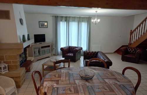 Maintenon Villa | Gîte on the banks of the Eure. Quiet location with 4 bedrooms, 2 bathrooms and parking.