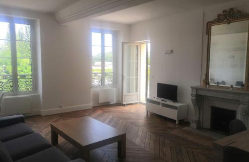 Mantes-la-Jolie Apartment | Grand 2P Terrasse bord de seine