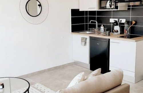 Le Blanc-Mesnil Apartment | Grand Studio Design 25 min Paris & 15 min Roissy Airport