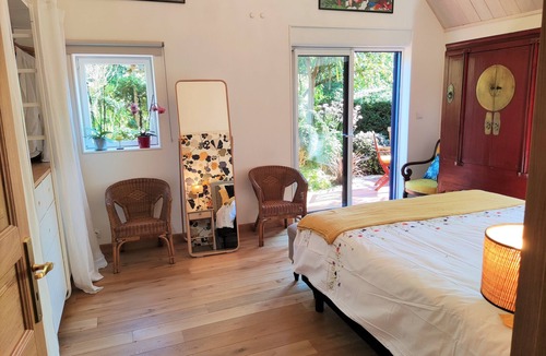Turqueville Bed & Breakfast | guest house in a garden next to Utah Beach point.