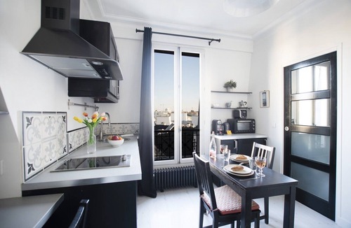 Les Iles Apartment | GuestReady - Cozy and Bright with Notre Dame View