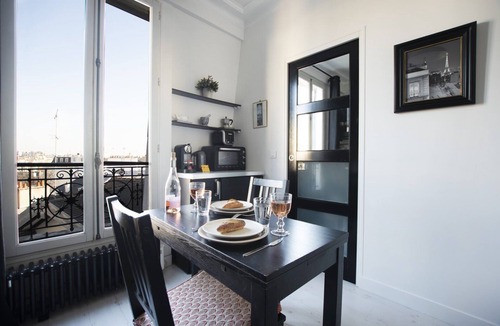 Les Iles Apartment | GuestReady - Cozy and Bright with Notre Dame View