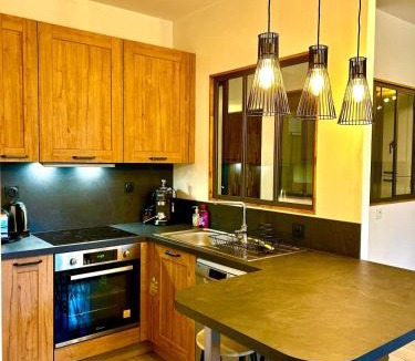 Gouvieux Apartment | Havre de paix avec jardin et parking à Chantilly
