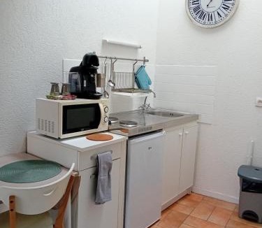Beauvais Apartment | Heart of Beauvais Airport 15 min by bus, Studio