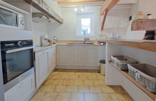 Allemans House | Holiday Home 'Gîte Le Moutat-L'Etable' with Private Terrace, Private Garden and Wi-Fi