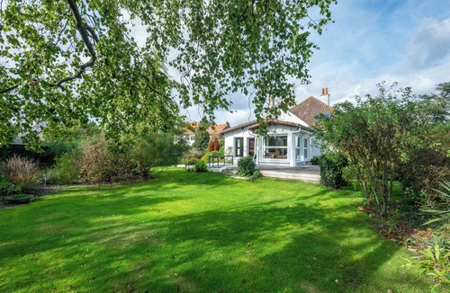 Coulogne House | Holiday Home 'Grande Maison Familliale' with Private Terrace, Private Garden and Wi-Fi