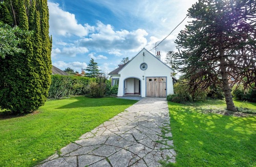 Coulogne House | Holiday Home 'Grande Maison Familliale' with Private Terrace, Private Garden and Wi-Fi